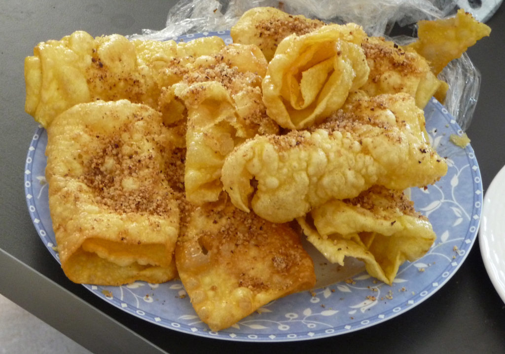'Diplotes', crumbly pastry with honey and cinnamon